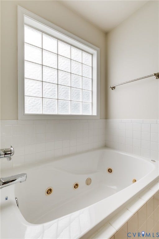2244 Thomas Kenney Drive, Henrico, VA 23060 Primary En-Suite Bathroom Garden Tub.
