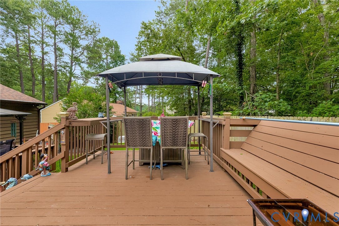 11330 Great Branch Drive, Chester, VA 23831 Spacious wood-finish deck with integrated seating and railing