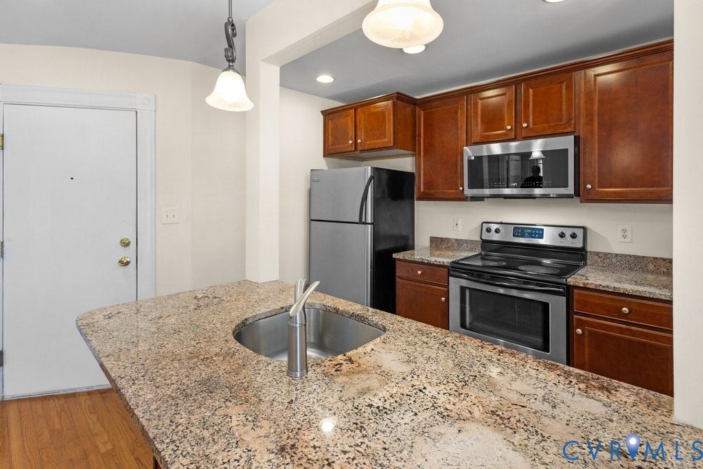 3020 Patterson Avenue, #U8, Museum District, Richmond, VA 23221 Kitchen with fridge and stove