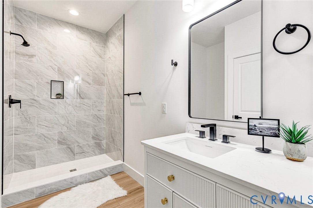 716 Pine Harbour Drive, Pine Harbour, Mineral, VA 23117 Modern bathroom featuring a walk-in shower with light-toned tiled walls and a built-in niche