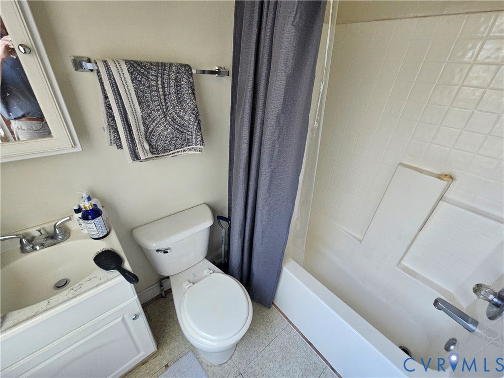 1309 W Clay Street, Richmond, VA 23220 2nd floor front bth