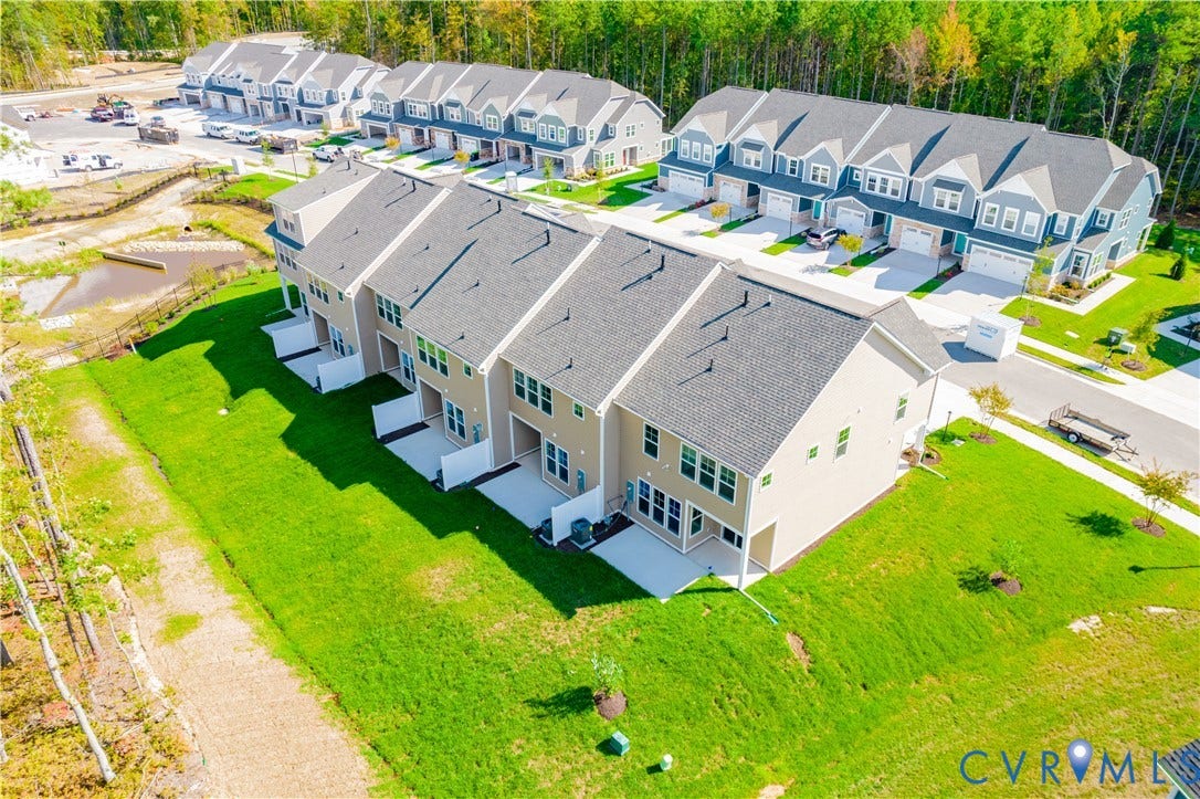 18372 Palisades Court, Chesterfield, VA 23120 Modern townhomes with light beige siding and white trim