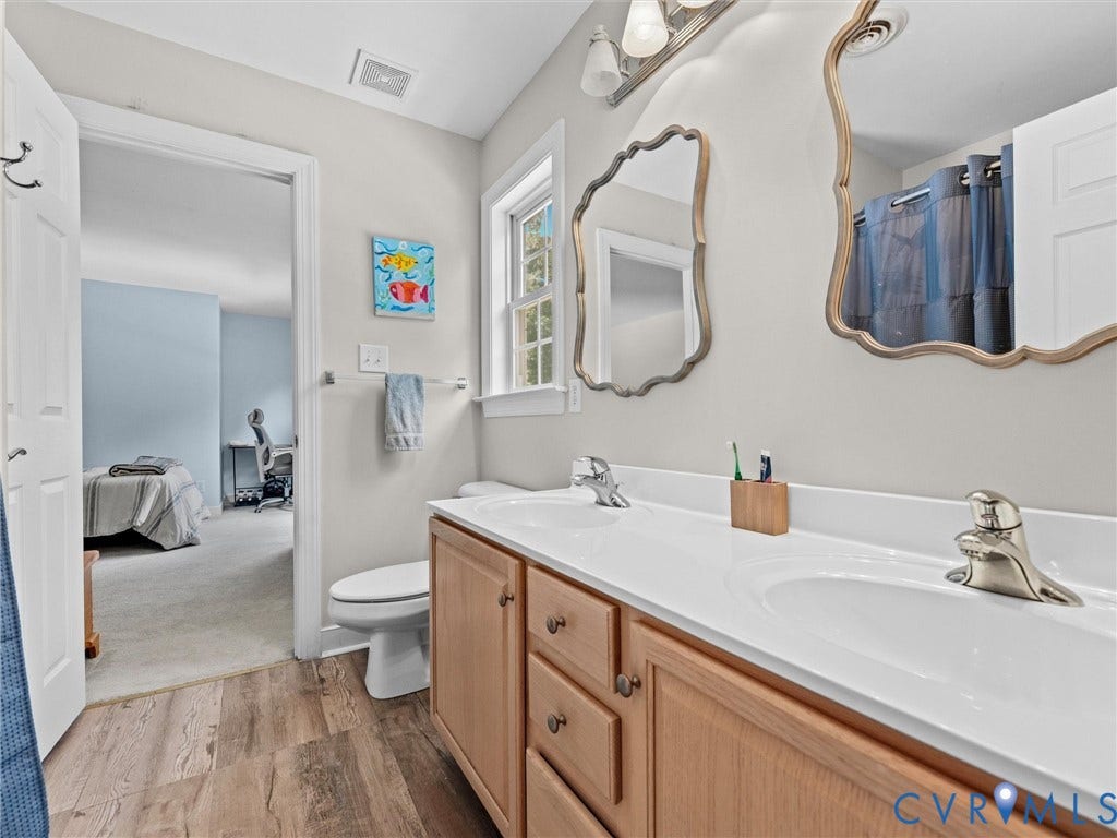 Jack and Jill bath between bedrooms 3 and 4