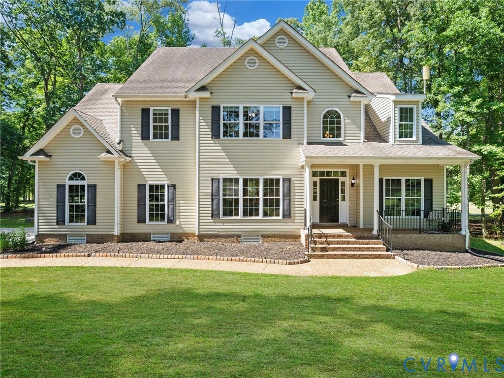 3 STORIES OF LIVING-JOIN THE LAKE! THE MOST IDEAL LOCATION!