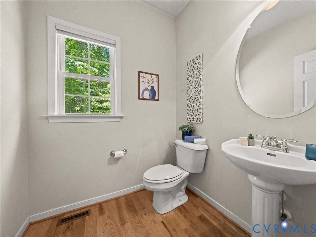 GUEST BATH ON 1S FLOOR