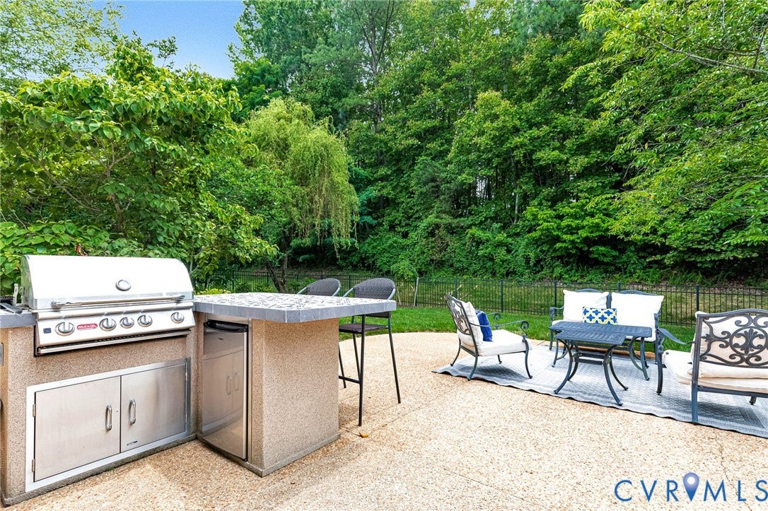 110 Manakin Parke Drive, The Parke At Manakin Woods, Manakin Sabot, VA 23103 Aggregate patio has an outdoor kitchen with gas grill and bar