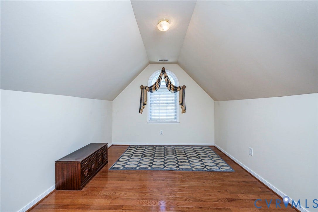 1900 Brilland Court, Glen Allen, VA 23060 Vaulted ceiling space featuring a prominent arched window with blinds, wood-finish flooring, and light-toned wall finishes