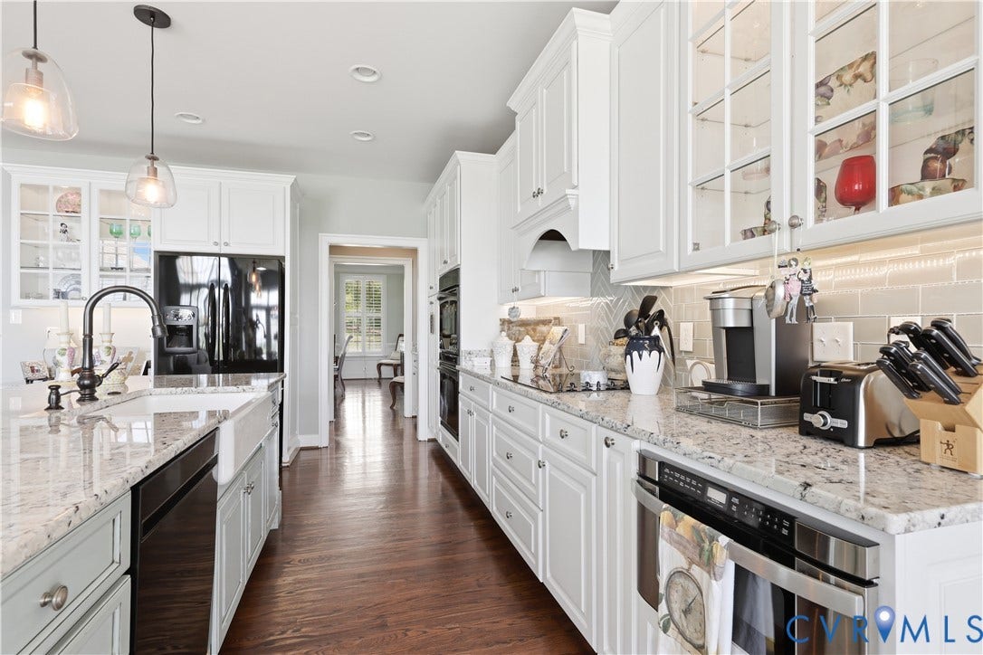 Custom cabinets, granite counters!
