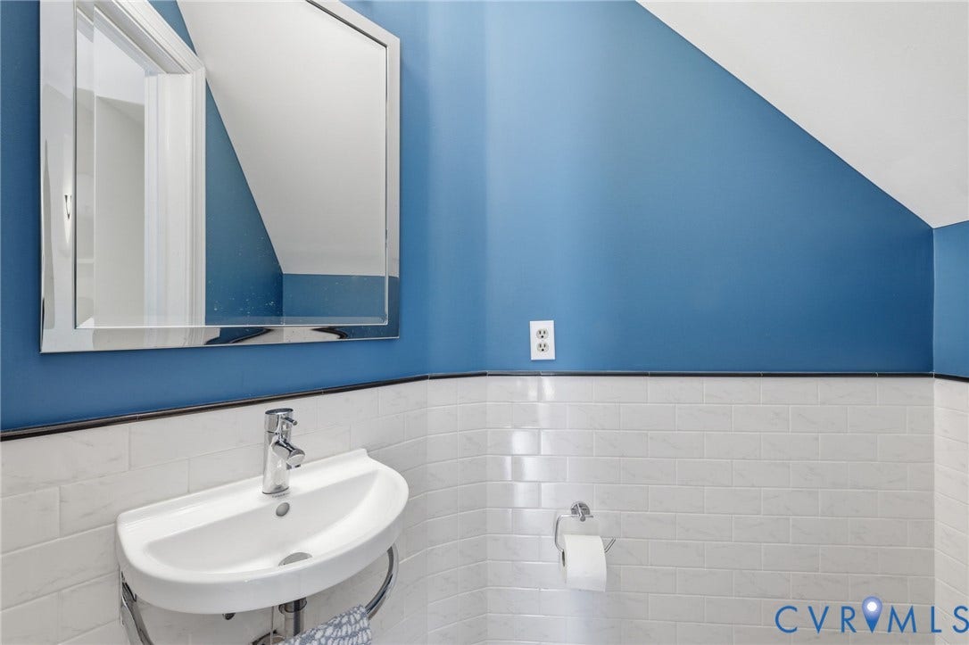 1443 Floyd Avenue, #208, The Fan, Richmond, VA 23220 Conveniently located powder room on 1st floor!