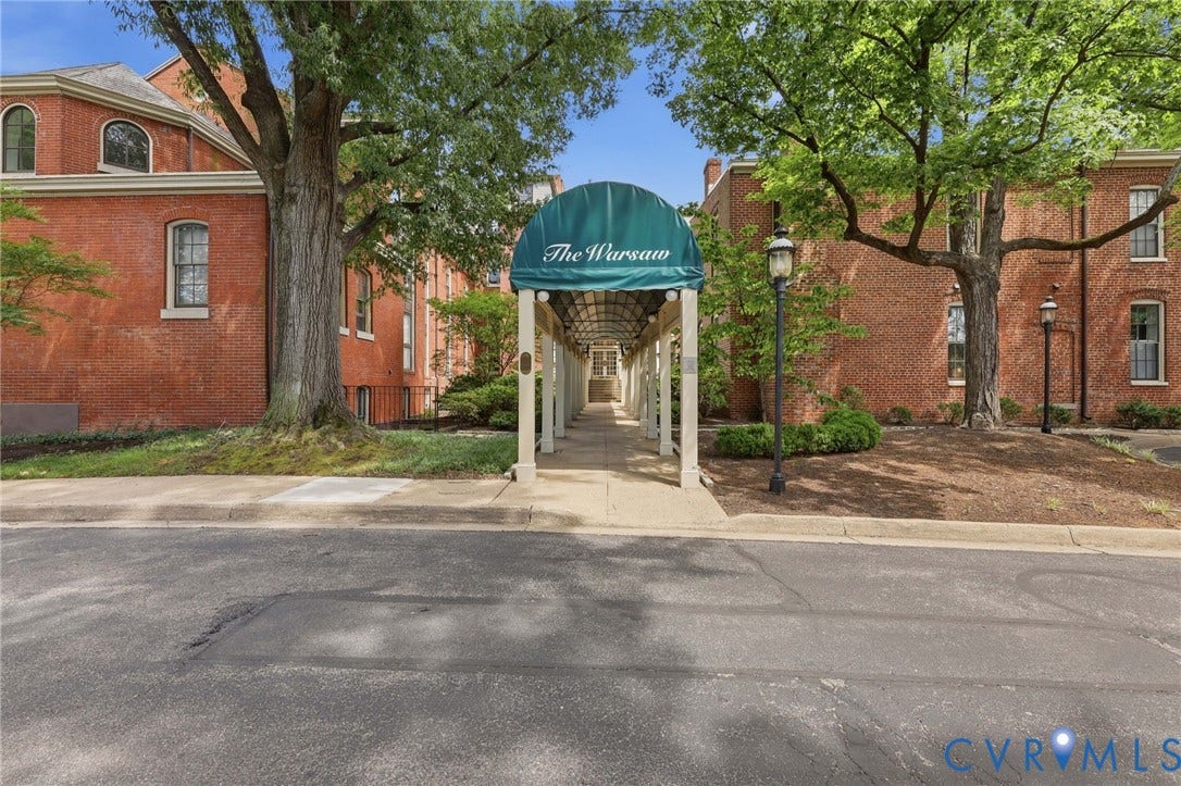 1443 Floyd Avenue, #208, The Fan, Richmond, VA 23220 Covered walkway