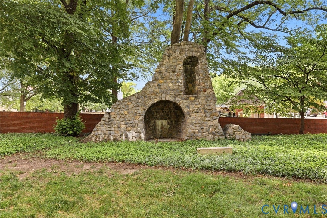 1443 Floyd Avenue, #208, The Fan, Richmond, VA 23220 Unique grounds with lots to enjoy!