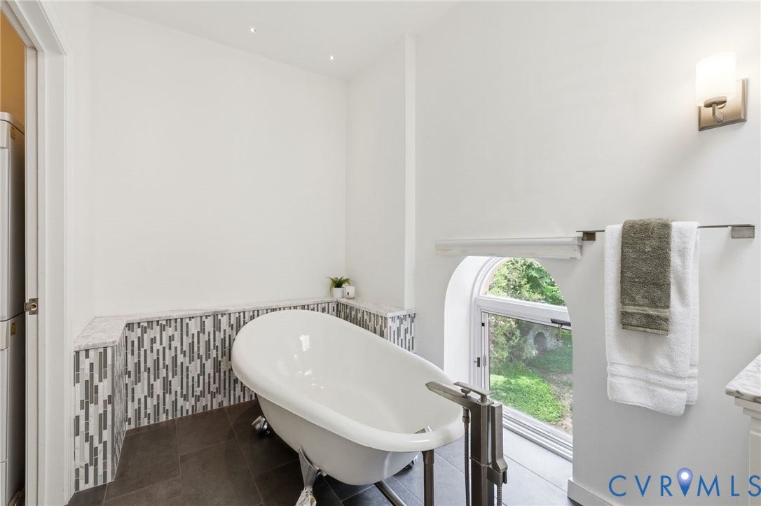 1443 Floyd Avenue, #208, The Fan, Richmond, VA 23220 Large stand alone tub & two windows