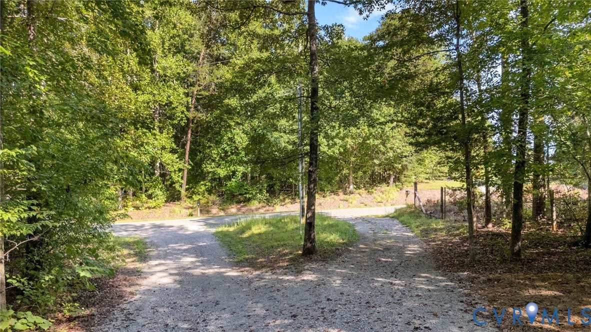 0 Davis Mill Road, Byrd District, Goochland, VA 23063 Shared driveway with easement.