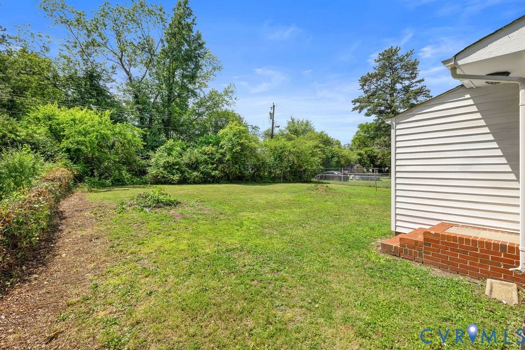 5527 Hansdale Road, Piney Knolls, Richmond, VA 23224 Expansive green lawn with mature perimeter foliage
