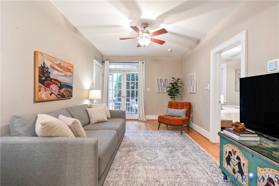 601 Roseneath Road, #U1, Museum District, Richmond, VA 23221 Living area featuring wood-finish flooring and a ceiling fan