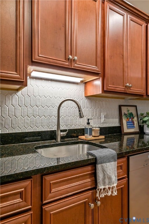 601 Roseneath Road, #U1, Museum District, Richmond, VA 23221 Kitchen featuring wood cabinetry, dark countertops, under-cabinet lighting, a stainless steel sink with a gooseneck faucet, and a geometric-patterned backsplash