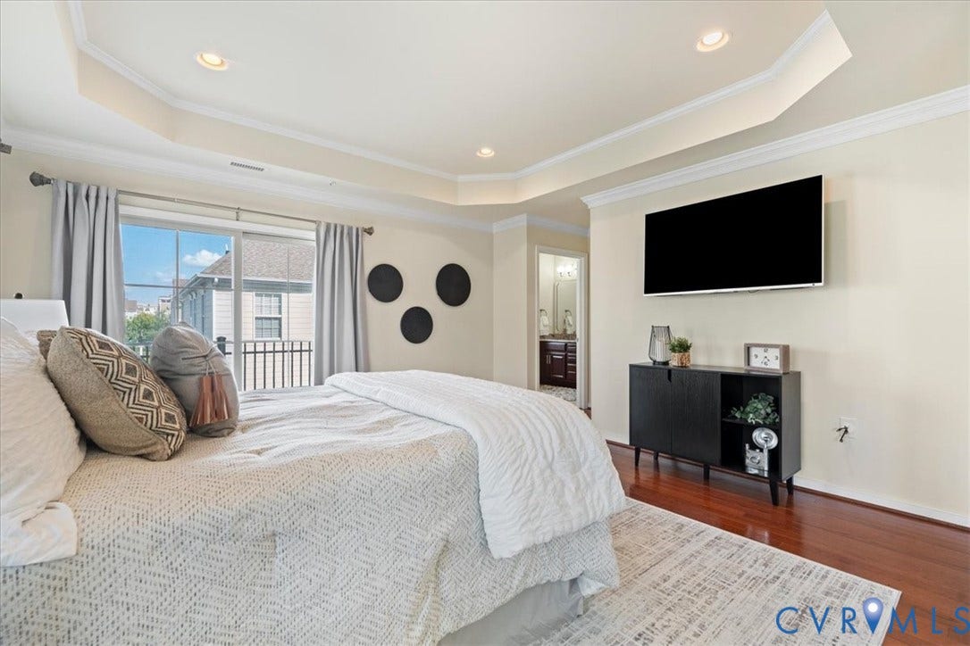 Tray ceiling with recessed lighting