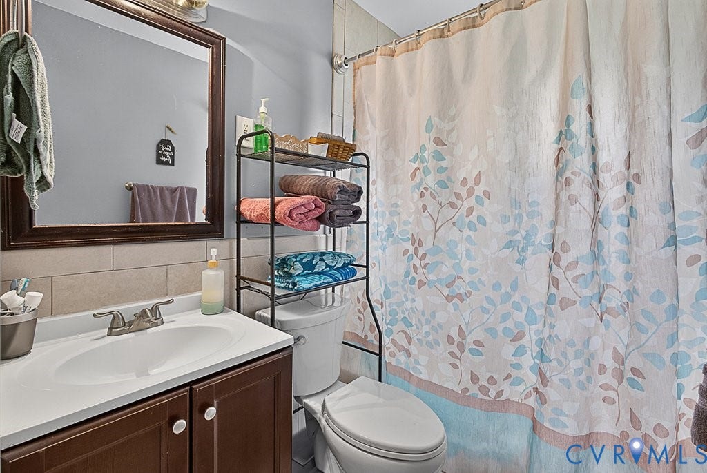 2032 Fortview Drive, Chester, VA 23831 Shared hall bath
