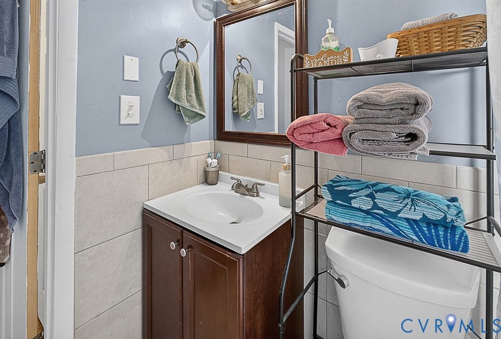 2032 Fortview Drive, Chester, VA 23831 Shared hall bath