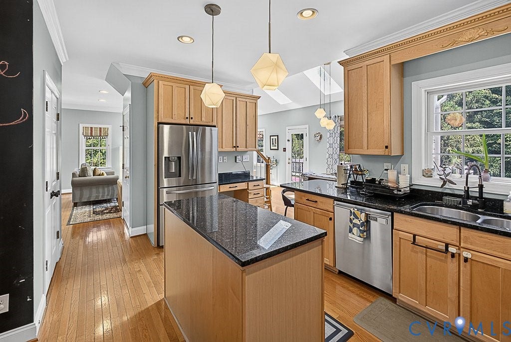 705 Lakewater Drive, Henrico, VA 23229 Kitchen Wi-Fi capable Refrigerator & double Oven. SS appliances.