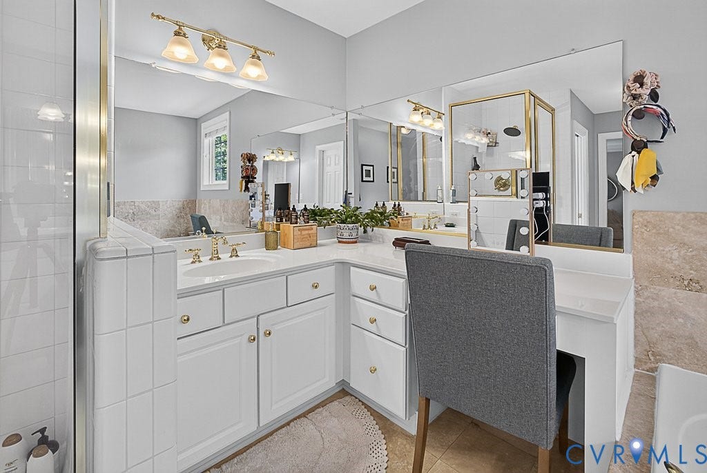 705 Lakewater Drive, Henrico, VA 23229 Lovely built-in dressing vanity!