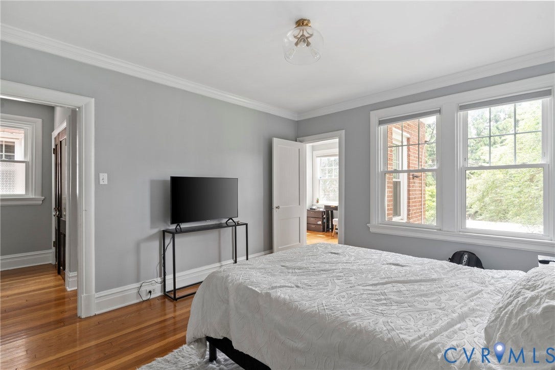 3331 W Grace Street, Monument Avenue, Richmond, VA 23221 Hardwood flooring complemented by light gray walls