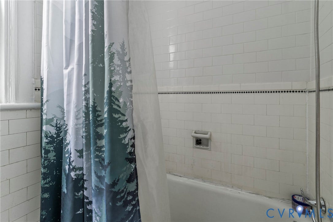 3331 W Grace Street, Monument Avenue, Richmond, VA 23221 White subway tile surround with a decorative black border