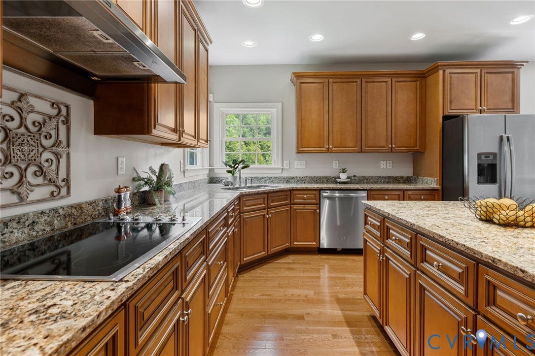 2936 Bayfront Way, Midlothian, VA 23112 Spacious, custom kitchen features wood floors, tons of cabinets and counter space, Granite counters, stainless steel appliances, custom cabinets, recessed lighting, large island with breakfast bar, walk-in pantry and a large eat-in area with deck access.