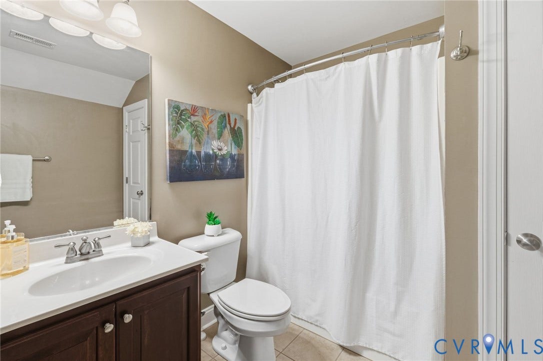 2936 Bayfront Way, Midlothian, VA 23112 Second floor primary bathroom with ceramic tile floor, linen closet and shower/tub.