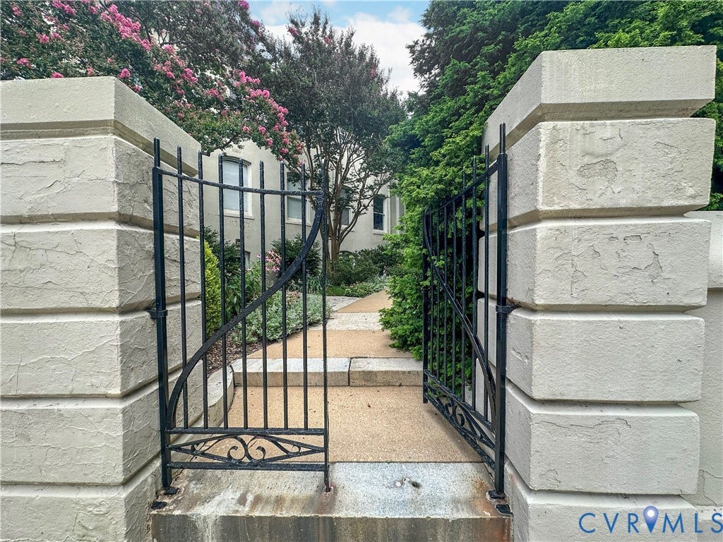 212 W Franklin Street, #U109, Richmond, VA 23220 Private landscaped courtyard and garden for residents.