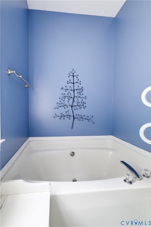 130 Carriage Point Lane, Henrico, VA 23059 Primary En-Suite Bath Featuring a Soaking Tub.