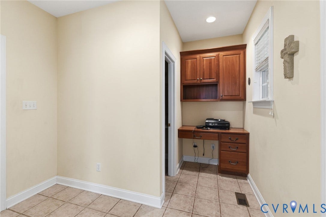 3337 Scarlet Oak Drive, Powhatan, VA 23139 Built-in desk and mud room