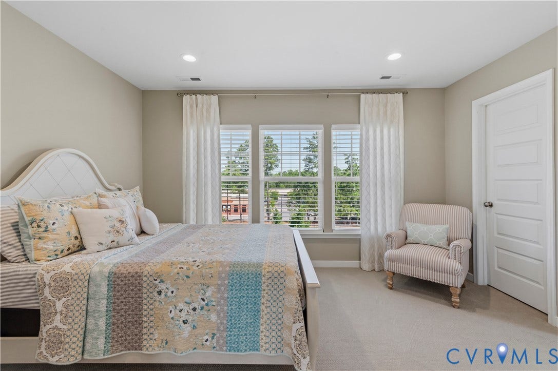 10414 Perennial Drive, Henrico, VA 23233 Neutral tone walls with recessed lighting