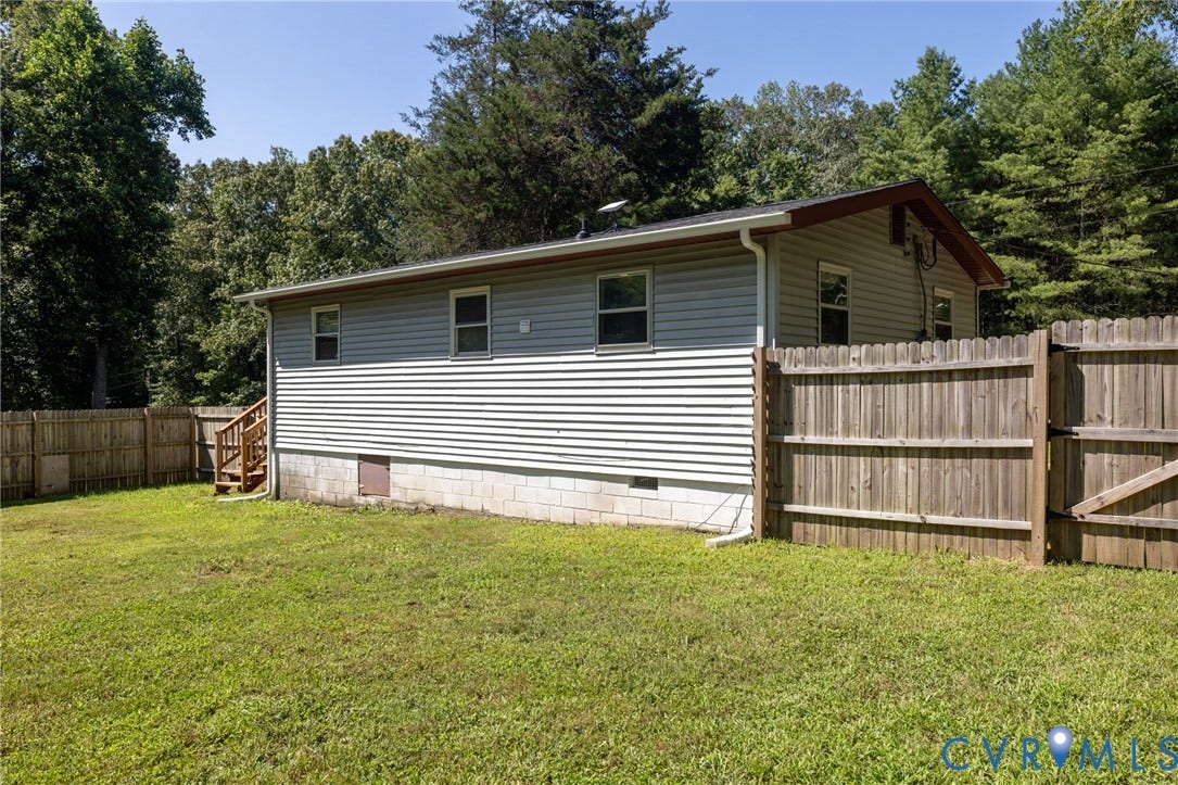 13070 Auburn Mill Road, Glen Allen, VA 23059 Spacious green lawn surrounding the property