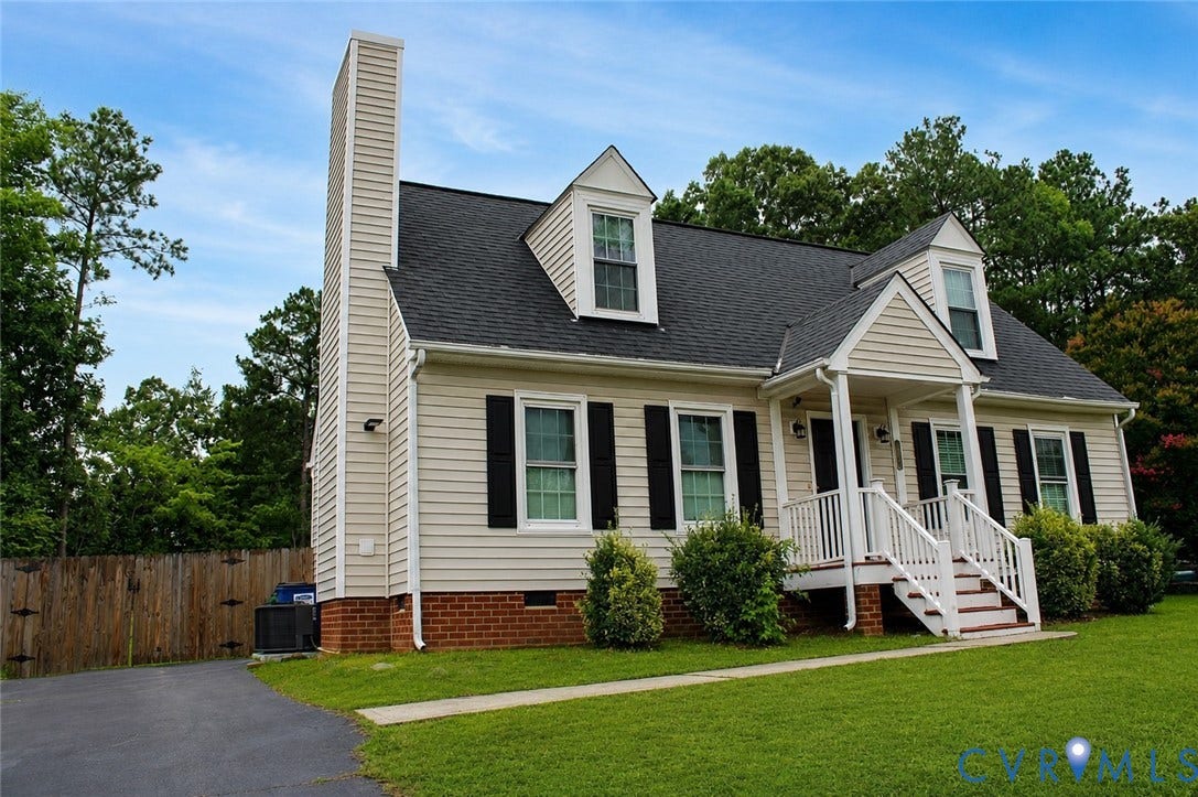 2120 Oakhampton Place, Henrico, VA 23233 Traditional-style residence featuring light-colored siding and a dark shingle roof