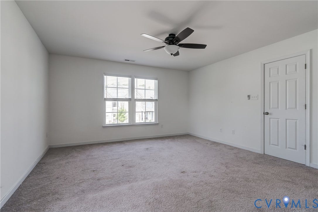 Neutral wall finishes throughout
