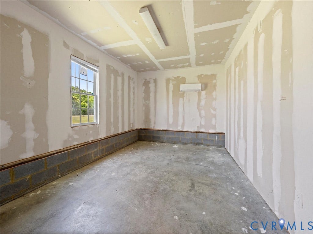 INDEPENDENT ROOM IN THE DETACHED GARAGE/MINI SPLINT/SHEETROCKED