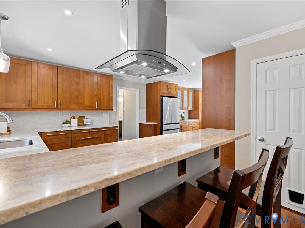 9630 Goneway Drive, Henrico, VA 23238 Expansive breakfast bar offers plenty of room for casual dining, entertaining & conversation.