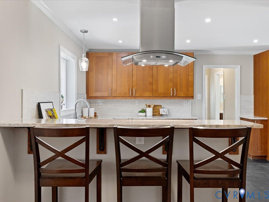 9630 Goneway Drive, Henrico, VA 23238 Expansive breakfast bar offers plenty of room for casual dining, entertaining & conversation.