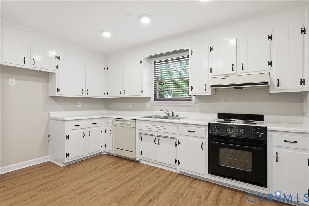 3737 Perthshire Lane, Colonial Heights, VA 23834 Light, bright, eat-in kitchen featuring lots of cabinetry and warm wood finish flooring