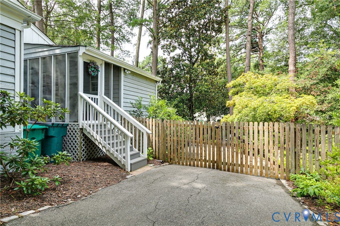 5913 W Club Lane, Richmond, VA 23226 Side entrance