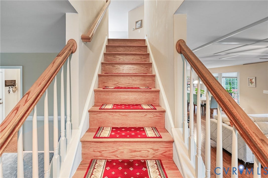 519 N Timber Tribe, Lake Anna, Mineral, VA 23117 Hardwood staircase with white balusters and wood handrails