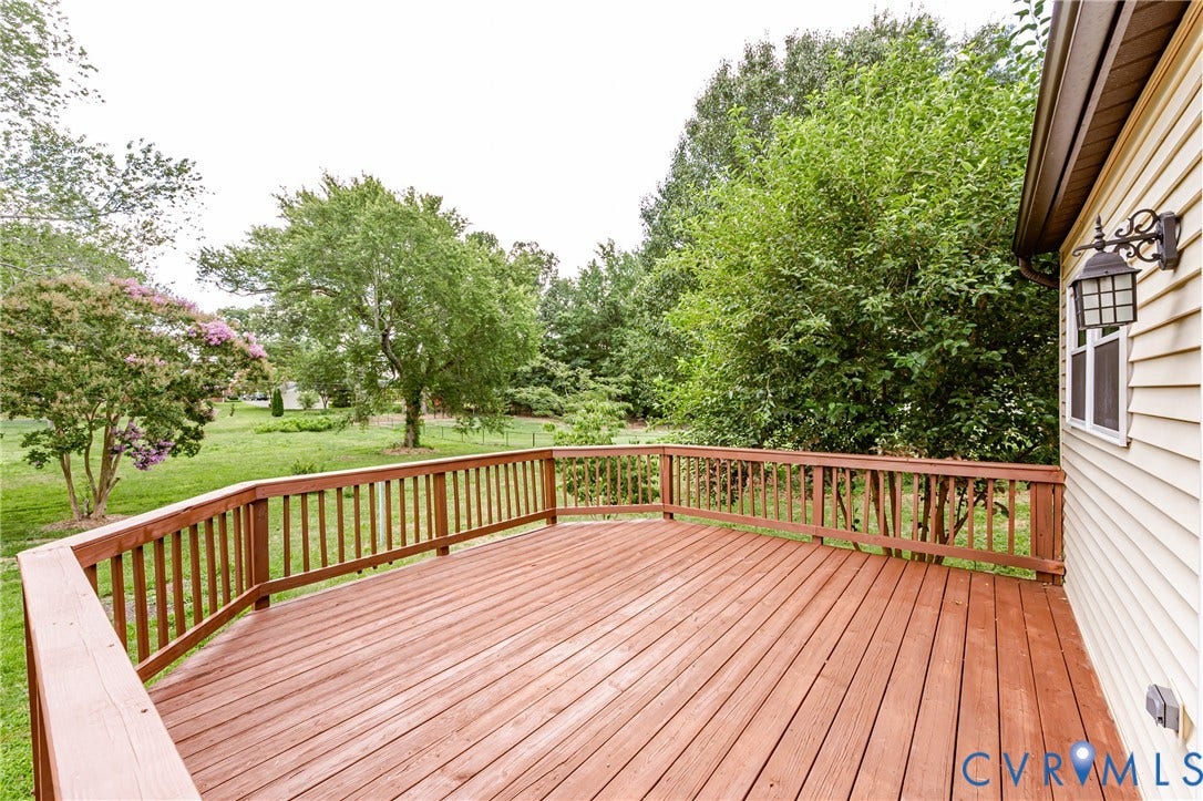 2015 Fordson Road, Richmond, VA 23229 Expansive wood deck with rich stain and full railing
