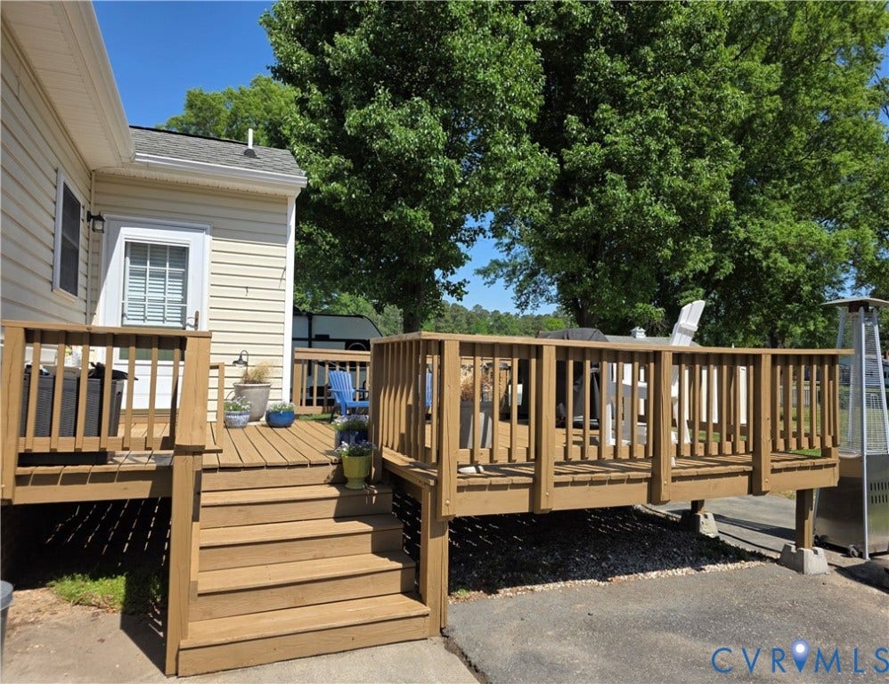 8511 Peaks Road, Hanover, VA 23069 Newly Stained 18 X 13 Deck