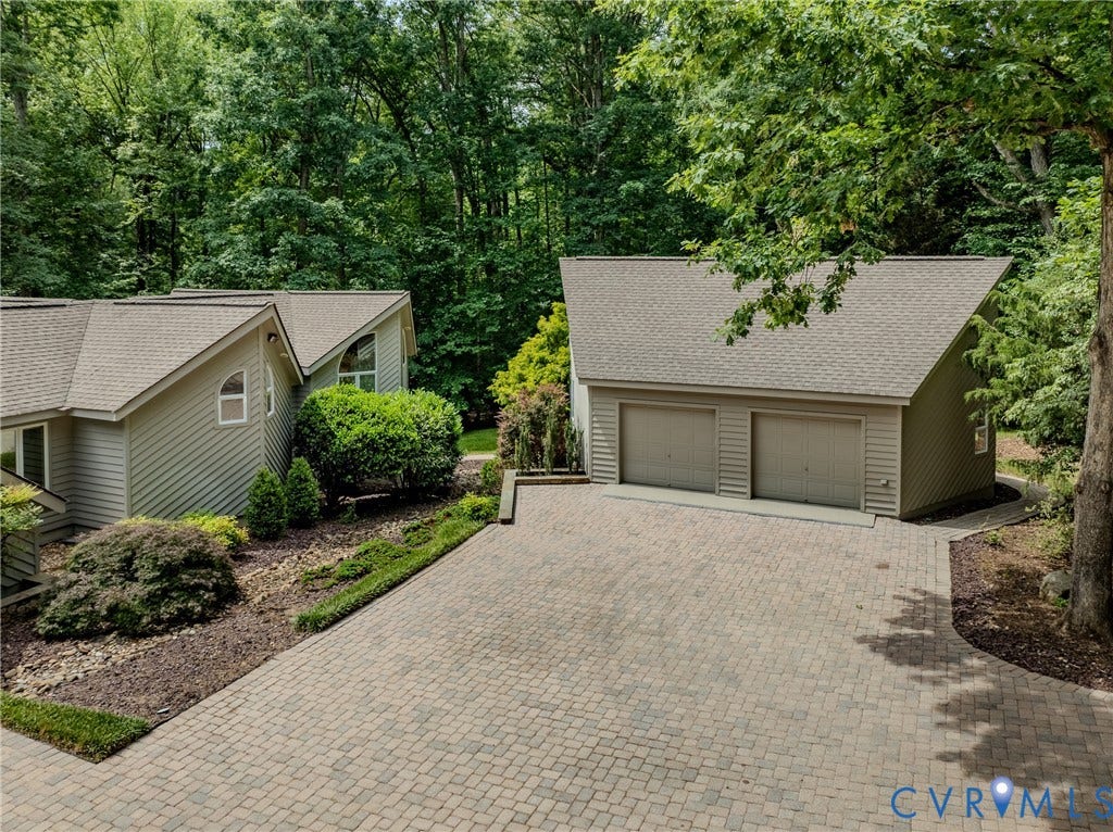 9 Deer Run Road, Hermitage/Kinloch Community, Manakin Sabot, VA 23103 detached 2 car garage