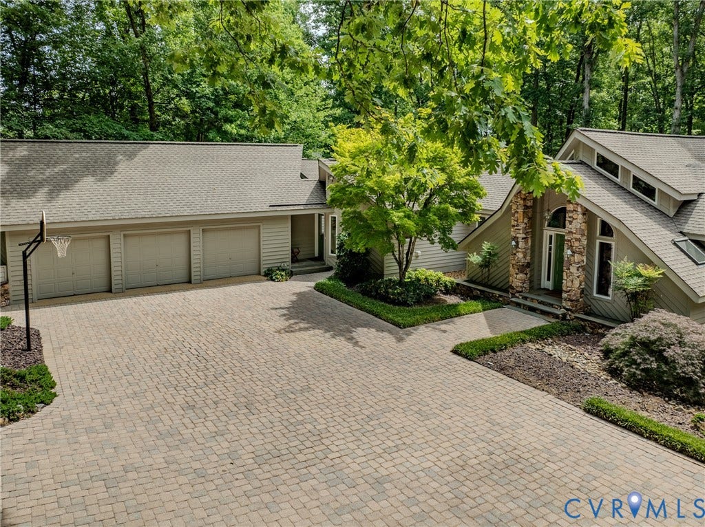 9 Deer Run Road, Hermitage/Kinloch Community, Manakin Sabot, VA 23103 attached 3 car garage