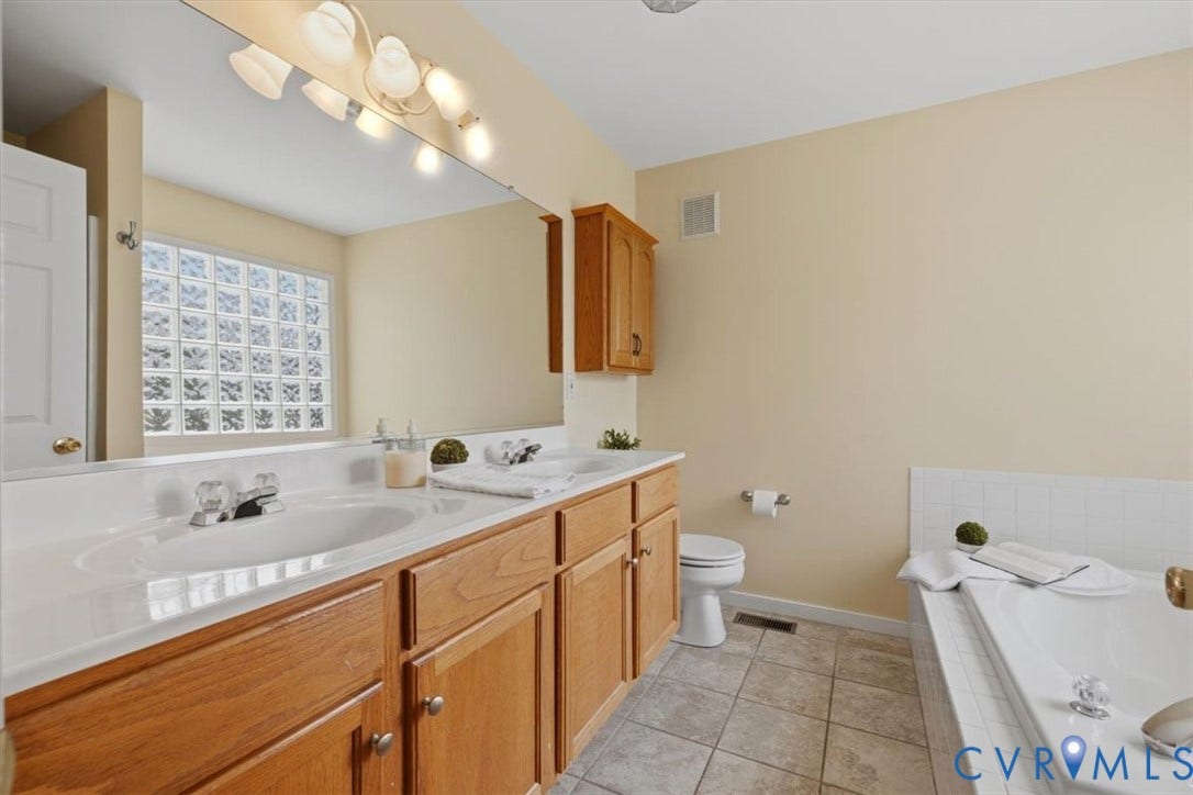 1824 Sidney Court, Glen Allen, VA 23059 Primary Bathroom, Dual sink Vanity. Large Soaking tub, separate shower.
