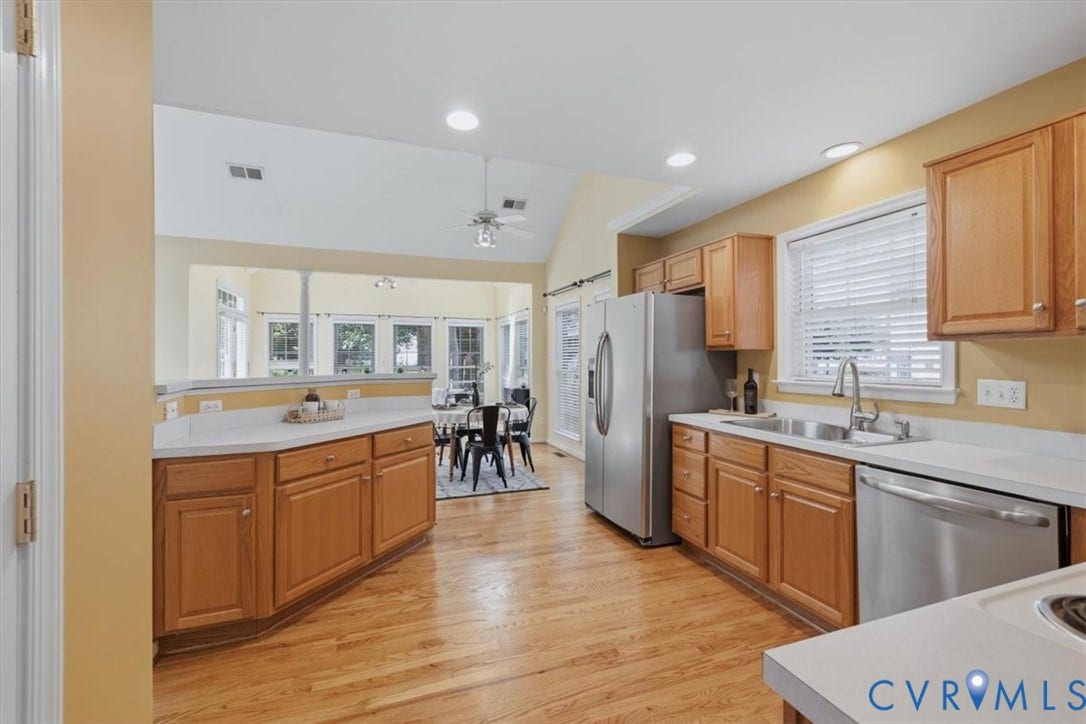 1824 Sidney Court, Glen Allen, VA 23059 Open Kitchen floorplan with center island. All appliances convey.