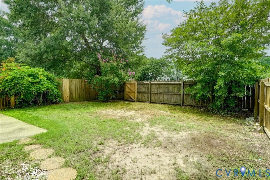 2221 High Bush Circle, Glen Allen, VA 23060 Yard