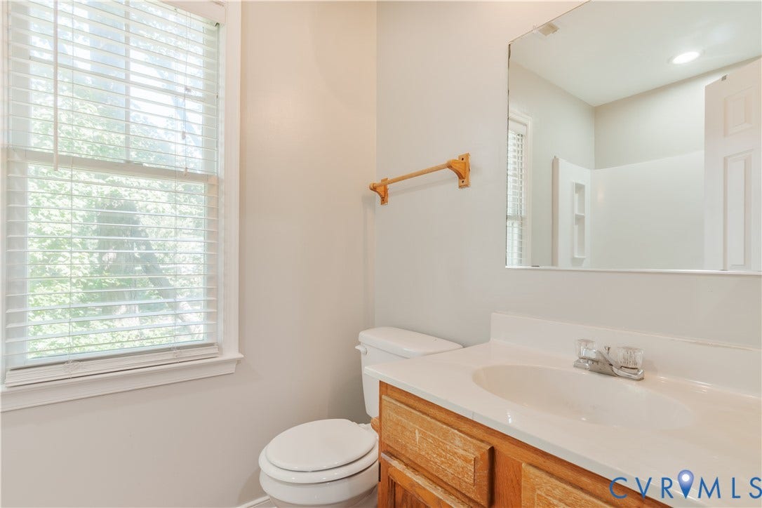 Hall full bathroom